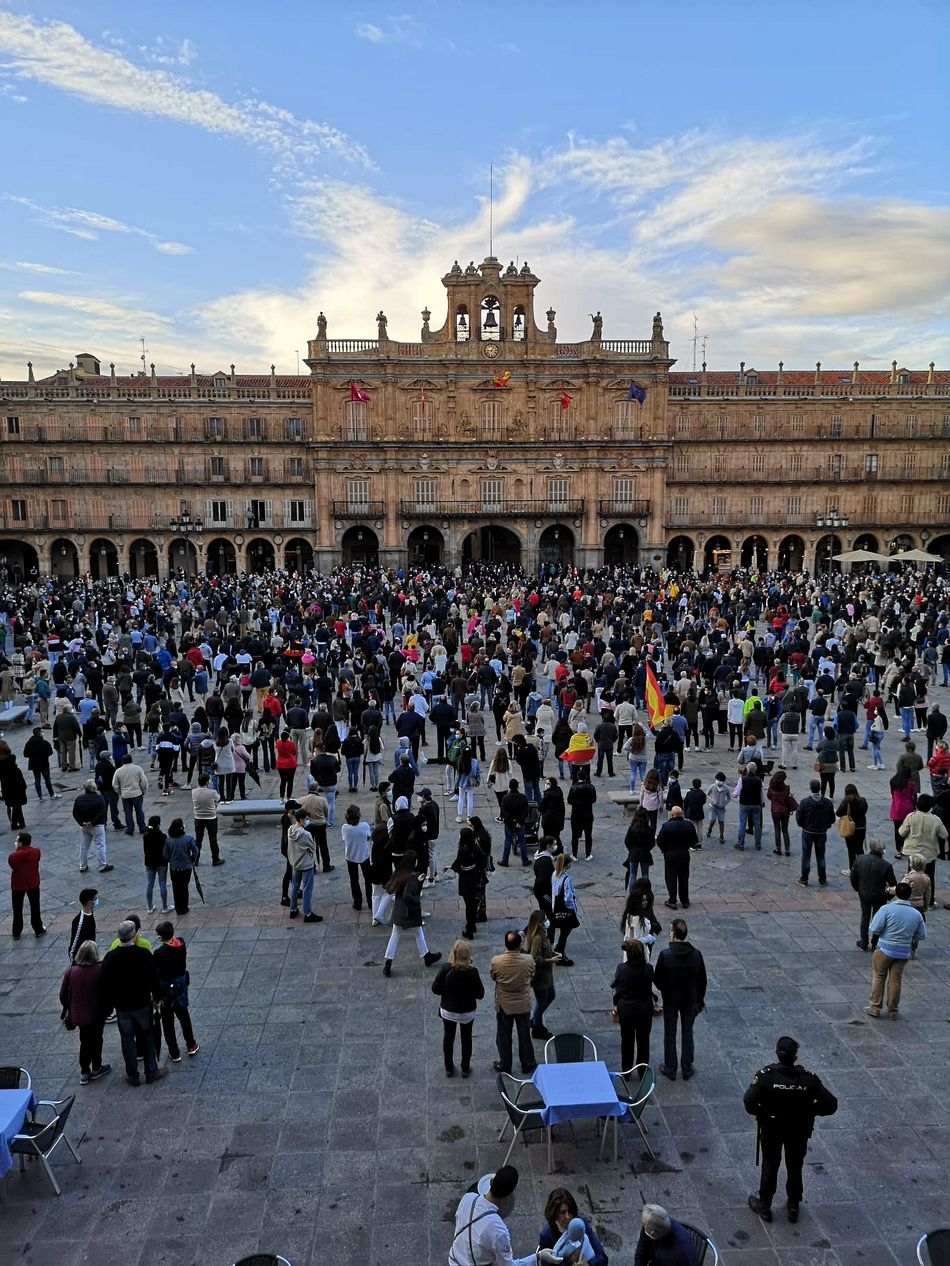 La afición de Salamanca reivindica en la Plaza Mayor la fuerza del toreo: "Nadie podrá acabar con esto"